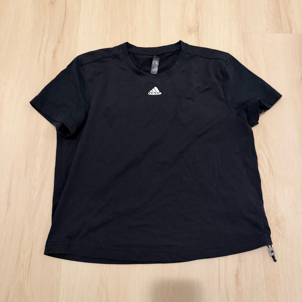 adidas black cropped t-shirt w/ cinch